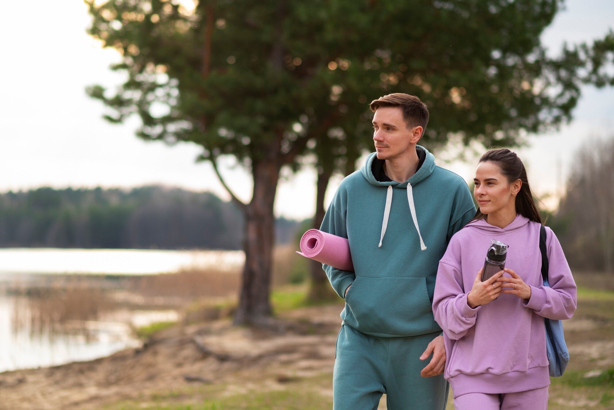 Pria dewasa aktif berlari pagi di taman kota Indonesia